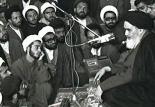 روحانی دولتی و غیر دولتی، آخوند سیاسی و غیر سیاسی